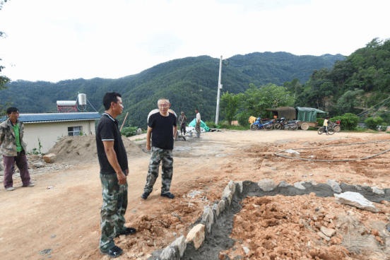 邝印光检察长到挂钩村调研指导各项重点工作