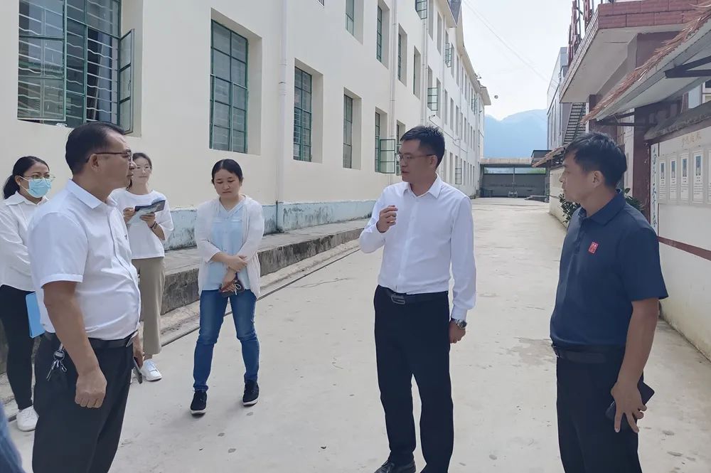 戈正旗深入勐董中学调研