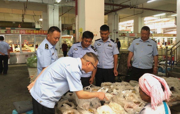 沧源佤族自治县市场监督管理局联合县公安局环食药侦大队开展检查 筑牢食品药品安全防线
